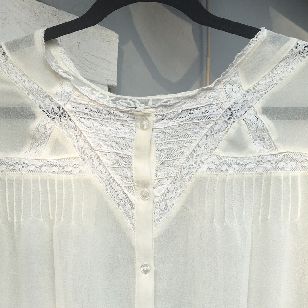 Kimchi Blue Off-White Sheer Lace Pleated Blouse - Picture 3 of 7